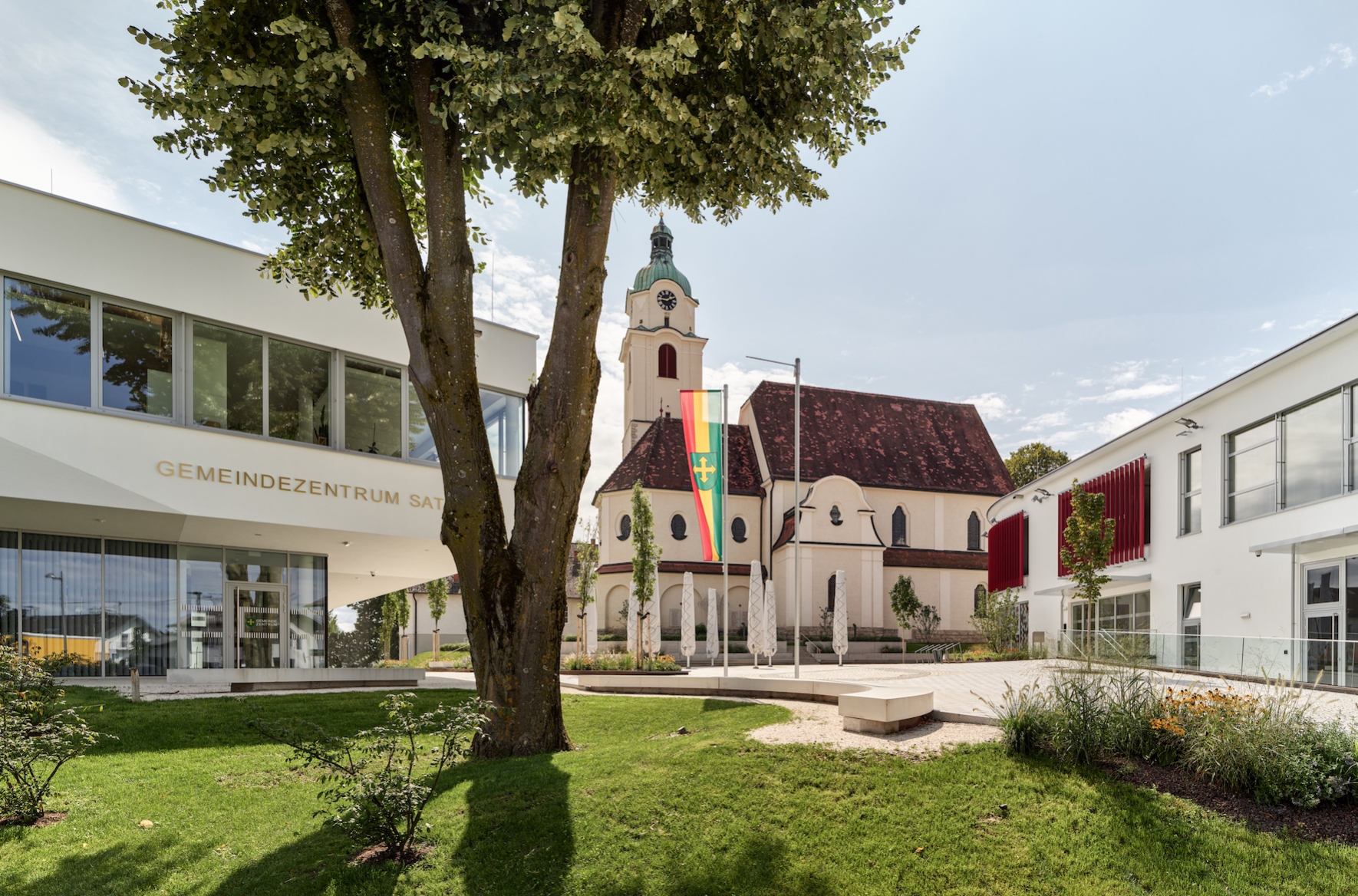 Gemeindezentrum | Kommunalbau mit Bibliothek, dreigruppige Krabbelgruppe und Gastronmie | Ortzsplatz